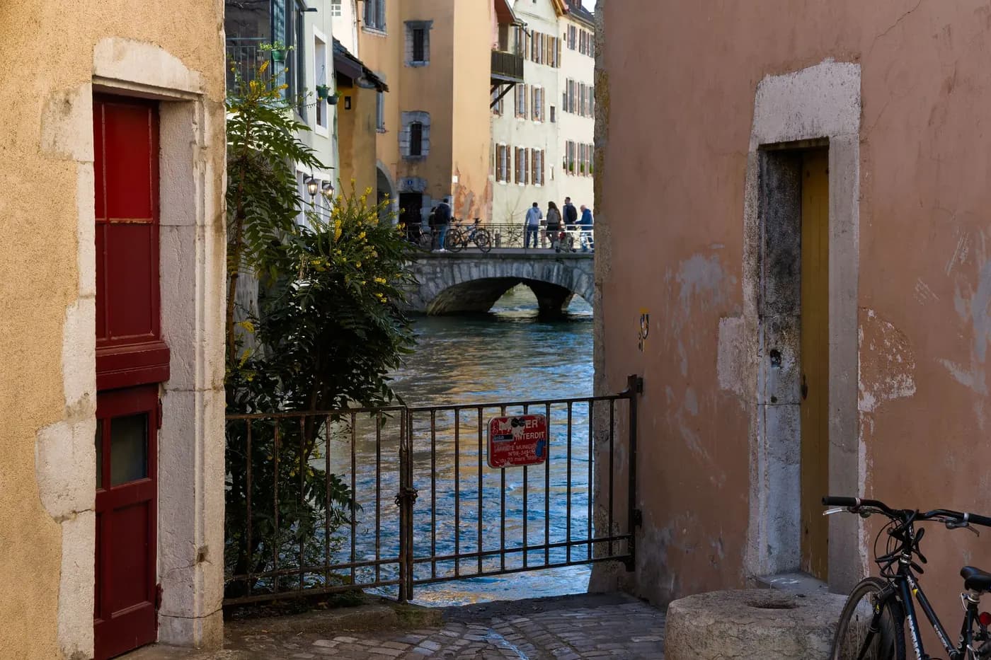 Cidade antiga de Annecy e cruzeiro no lago