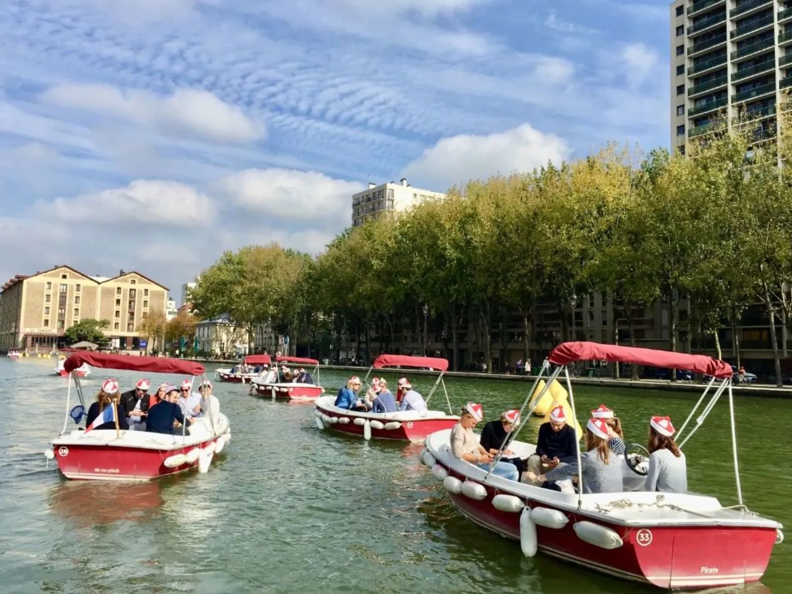 Electric boat treasure hunt in Paris 19th