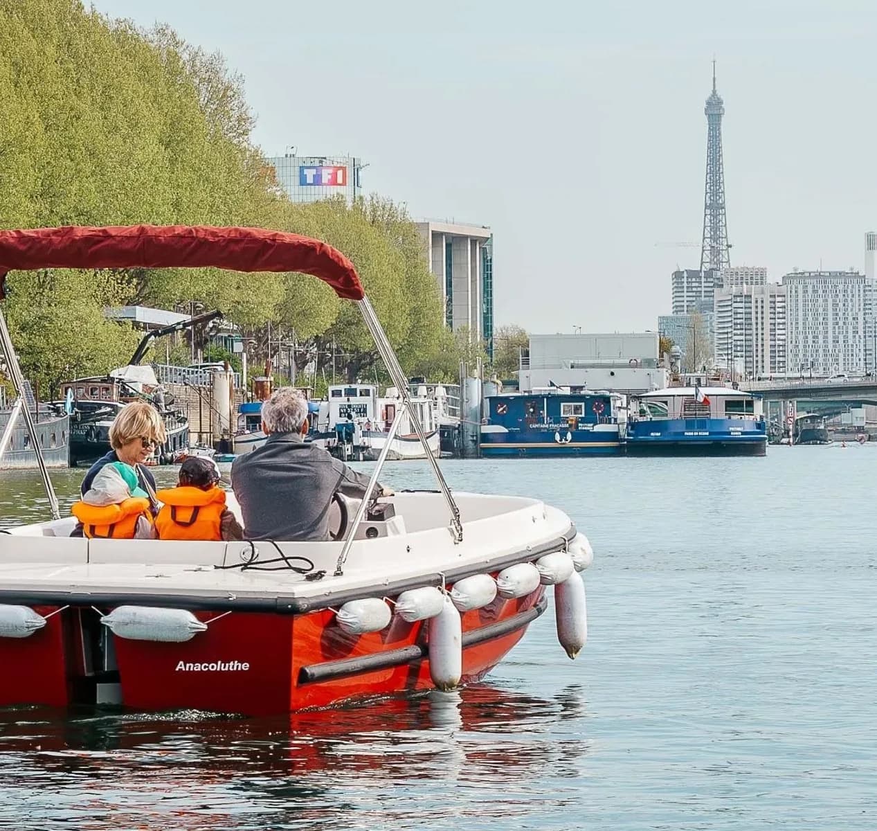 Team on electric boats during a treasure hunt in the Paris region