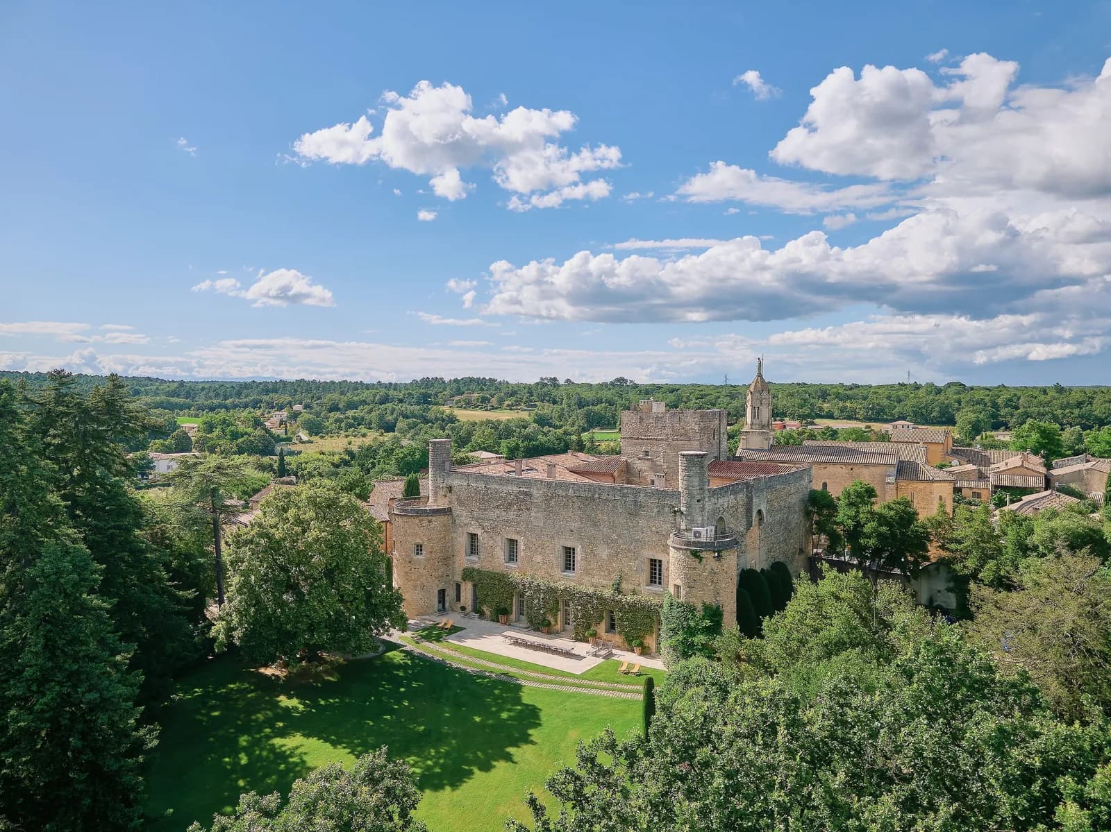 Vue extérieure de Bastide des Garrigues, domaine privatif pour groupes dans son écrin de verdure, Gard, north of Nîmes