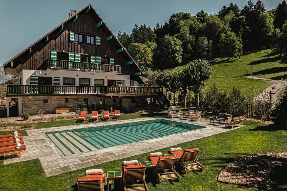 Vue extérieure de Chalet des Aiguilles Argentées, domaine privatif pour groupes dans son écrin de verdure, Haute-Savoie, east of Annecy