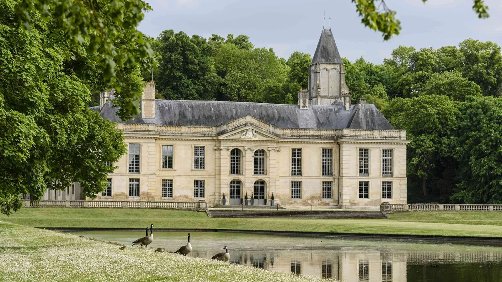 Château à tourelle et plan d'eau du Château des Rives Claires, dans le Val-d'Oise