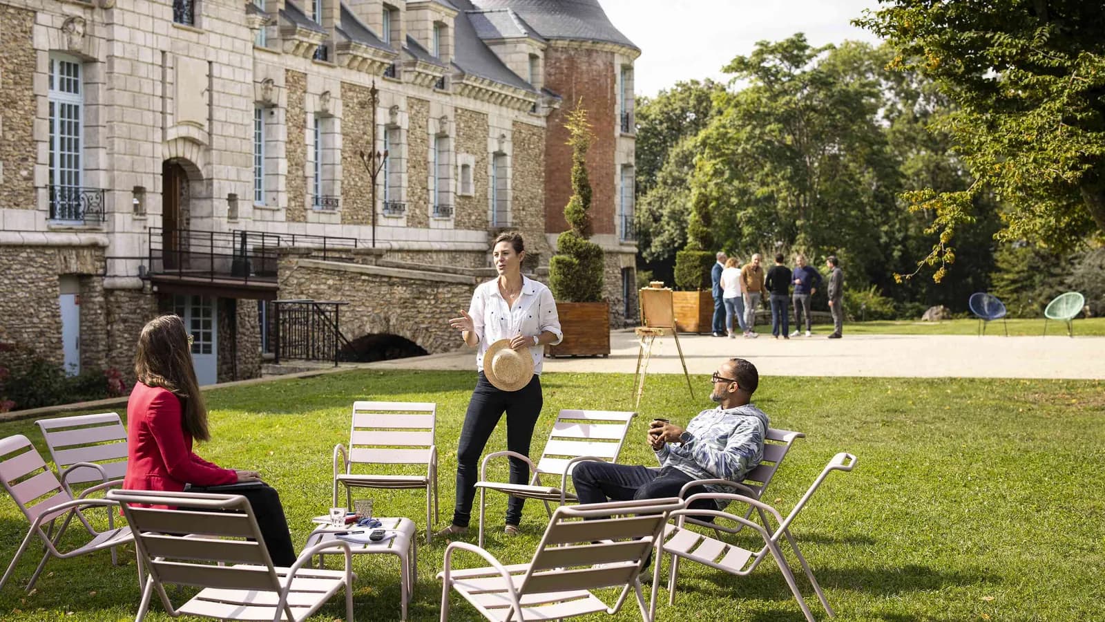 Château de pierre, pelouses et échanges en extérieur au Château des Sentes Vives, dans les Yvelines