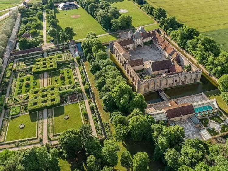 Vue extérieure de Demeure des Lierres, Île-de-France, domaine privatif pour groupes dans son écrin de verdure, Île-de-France, outskirts of Paris
