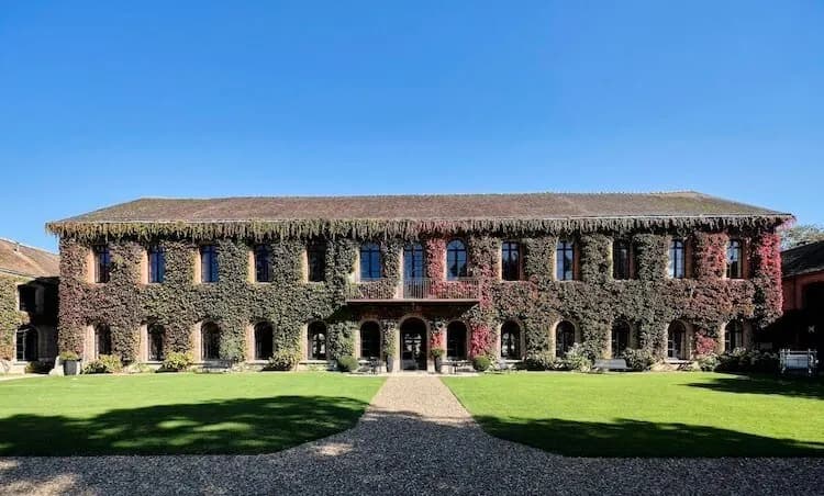 Vue extérieure de Domaine des Charmilles, Normandy, domaine privatif pour groupes dans son écrin de verdure, Orne, south-west of Paris