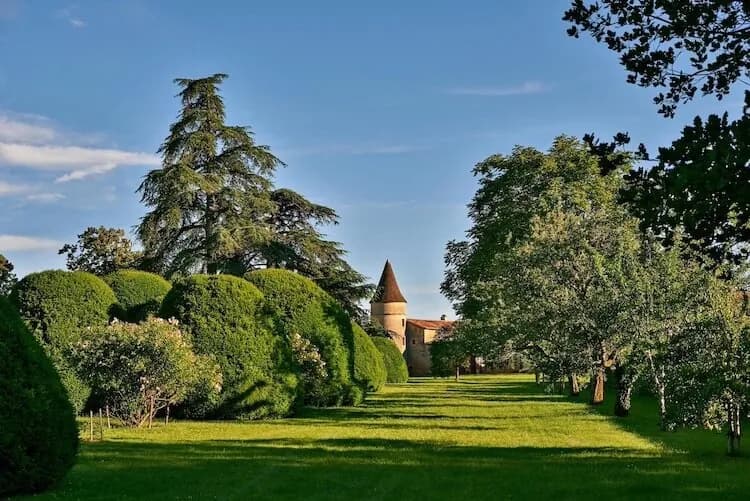 Vue extérieure de Domaine des Chênes Blonds, Périgord, domaine privatif pour groupes dans son écrin de verdure, Dordogne, east of Bordeaux