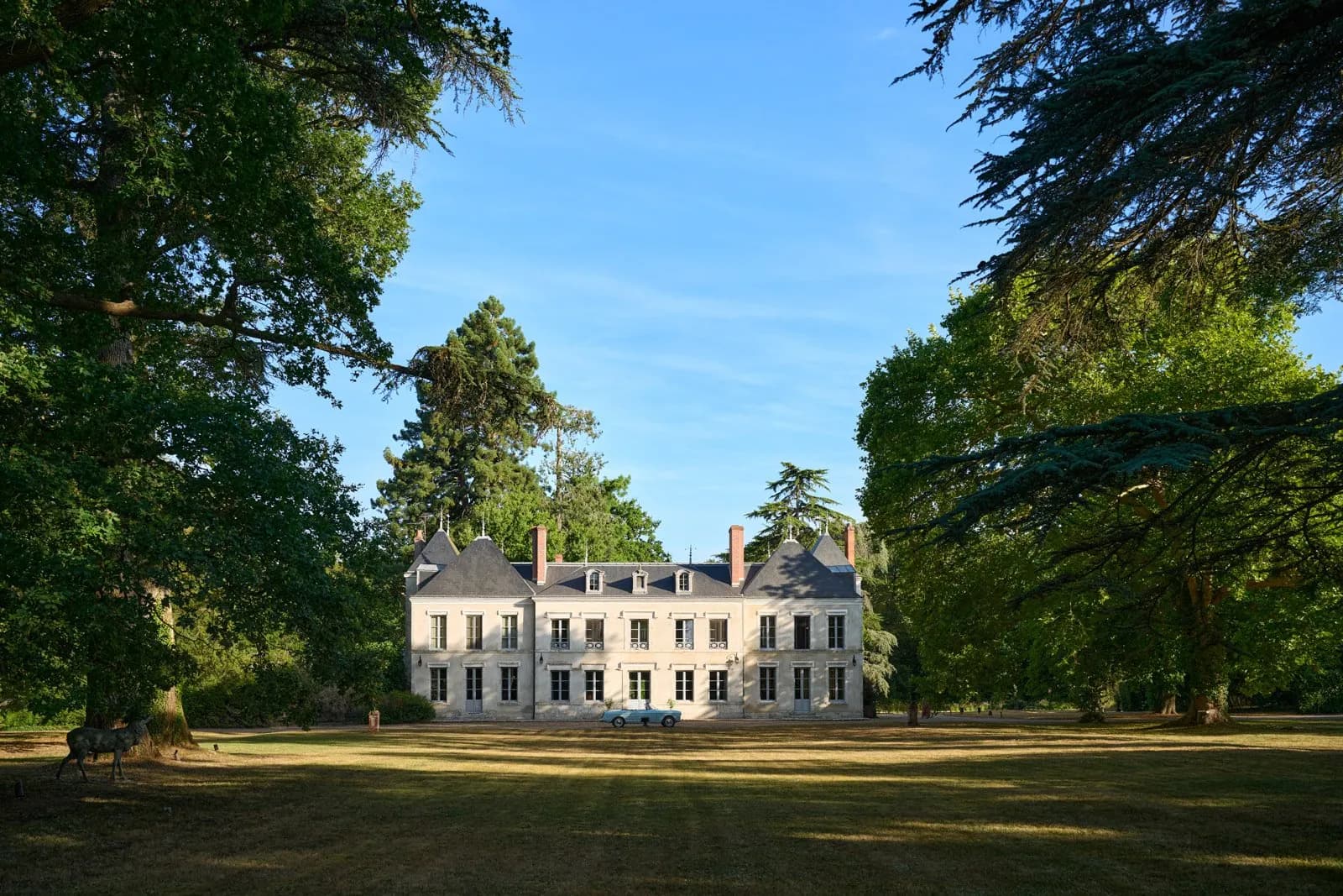 Vue extérieure de Domaine des Hautes Prairies, domaine privatif pour groupes dans son écrin de verdure, Centre-Val de Loire, south of Paris