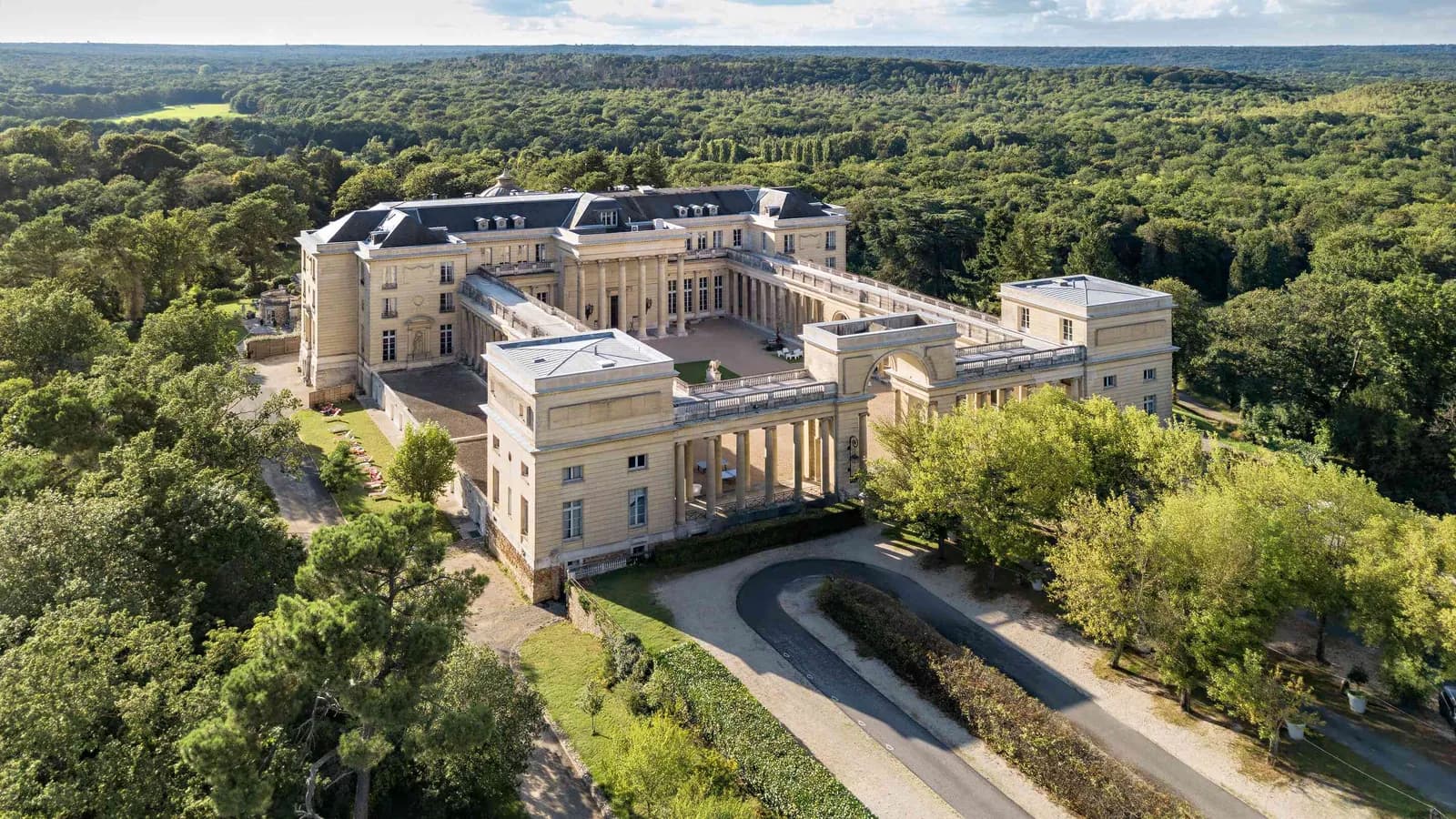 Vue aérienne du château du Domaine des Hauts Chênes, au cœur d'un parc, dans les Yvelines