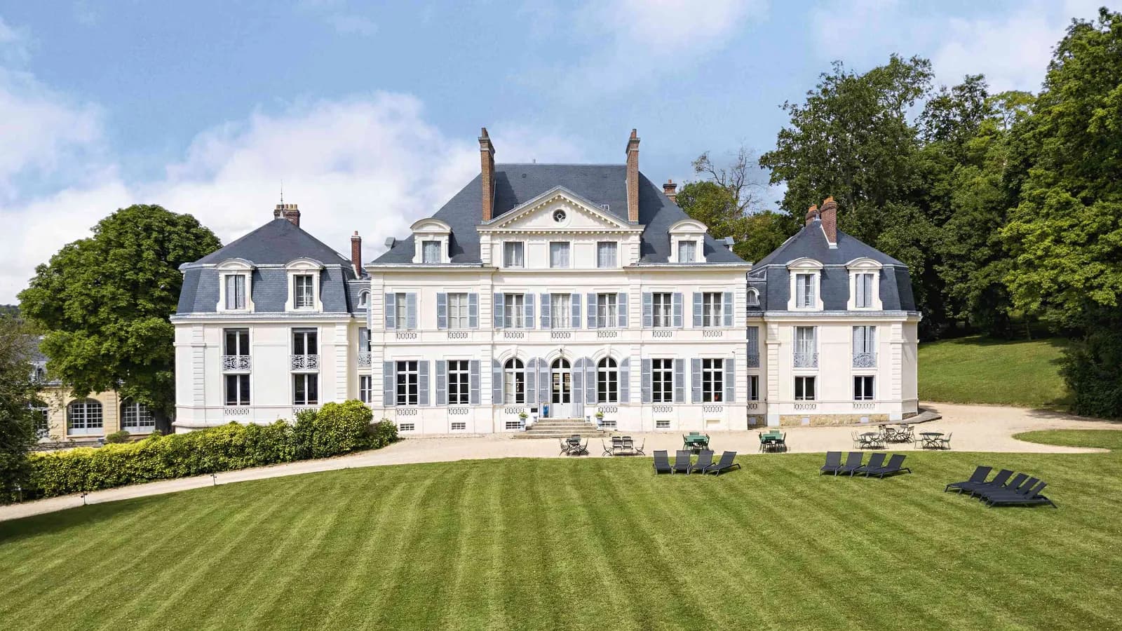 Façade du château et pelouses soignées du Domaine des Ormes Blancs, en Seine-et-Marne