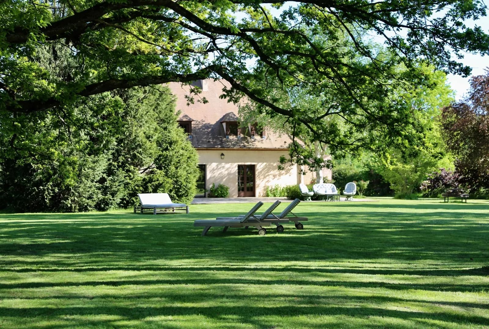 Vue extérieure de Domaine des Pigeonniers, domaine privatif pour groupes dans son écrin de verdure, Yvelines, south-west of Paris