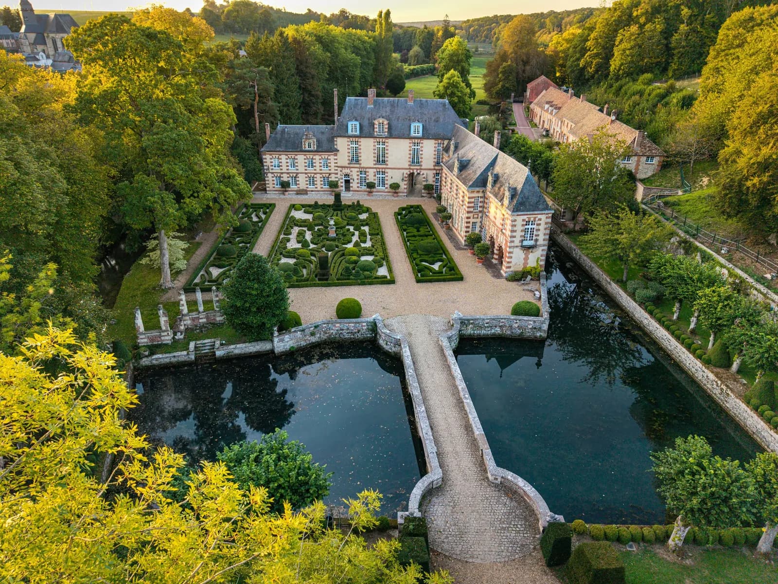 Vue extérieure de Domaine des Tourterelles, Eure, domaine privatif pour groupes dans son écrin de verdure, Eure, east of Rouen
