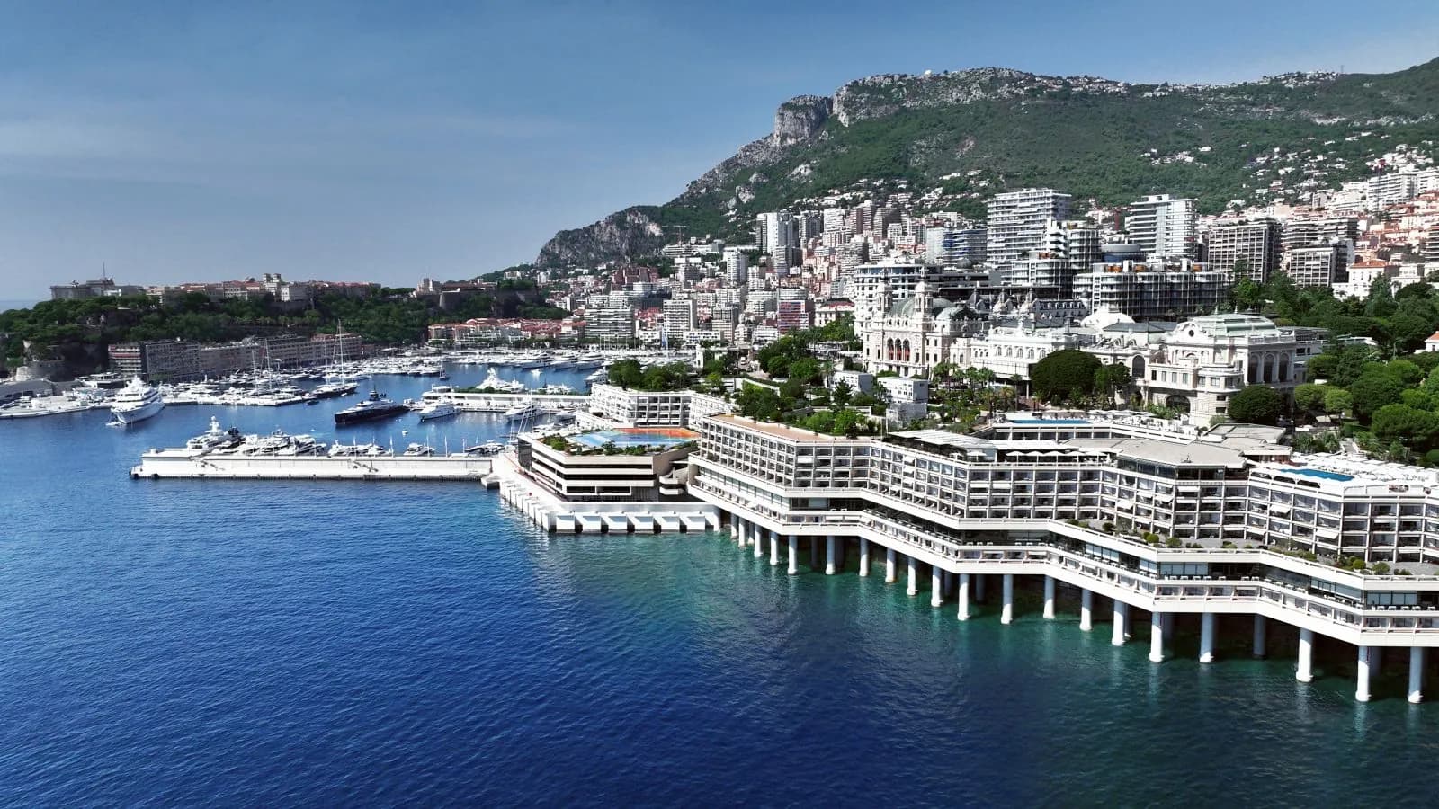 Vue aérienne du Fairmont Monte Carlo sur le front de mer du port de Monte-Carlo, avec le Rocher en arrière-plan