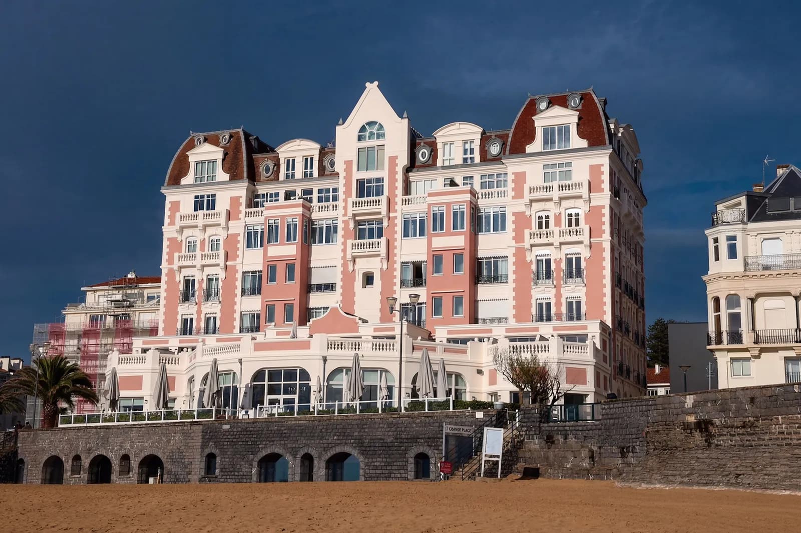 Seafront facade of the Grand Hôtel Loreamar Thalasso & Spa, a landmark pink hotel on the bay of Saint-Jean-de-Luz