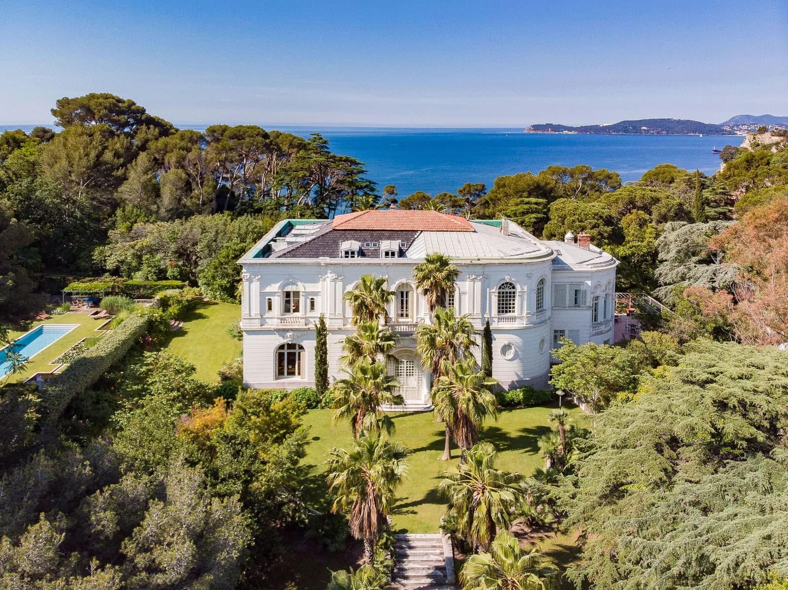 Vue extérieure de Hameau des Oliviers, French Riviera, domaine privatif pour groupes dans son écrin de verdure, Alpes-Maritimes, west of Nice