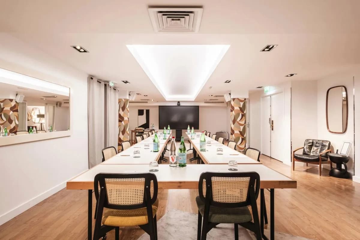 Salle de réunion de l'Hôtel Bel Ami Paris, table en U dressée pour un séminaire à Saint-Germain-des-Prés
