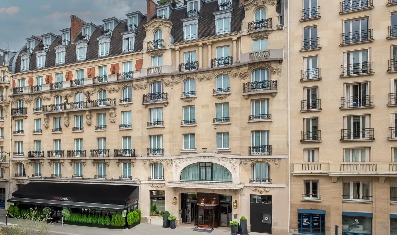 Façade de l'Hôtel Pont-Royal dans le quartier Saint-Germain à Paris, avec son auvent sombre et ses pierres
