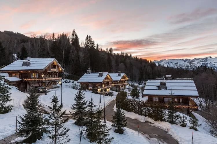 Vue extérieure de Les Chalets des Glaciers, domaine privatif pour groupes dans son écrin de verdure, Haute-Savoie, south-east of Geneva