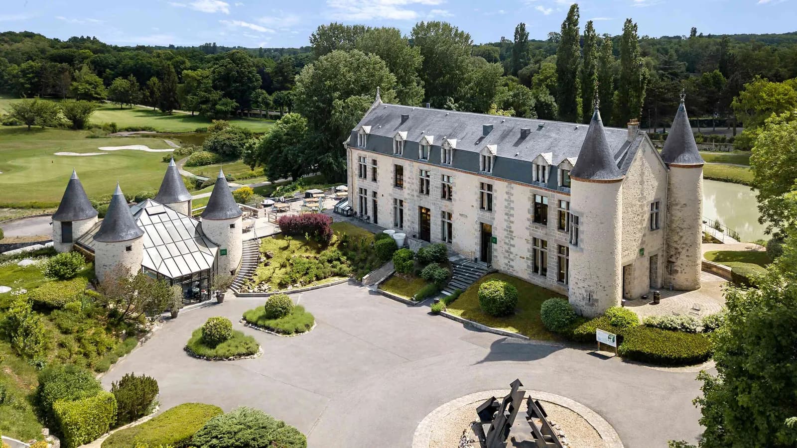 Manoir de pierre à tourelles, pelouses et cour de gravier aux Lisières du Gâtinais, près de Paris