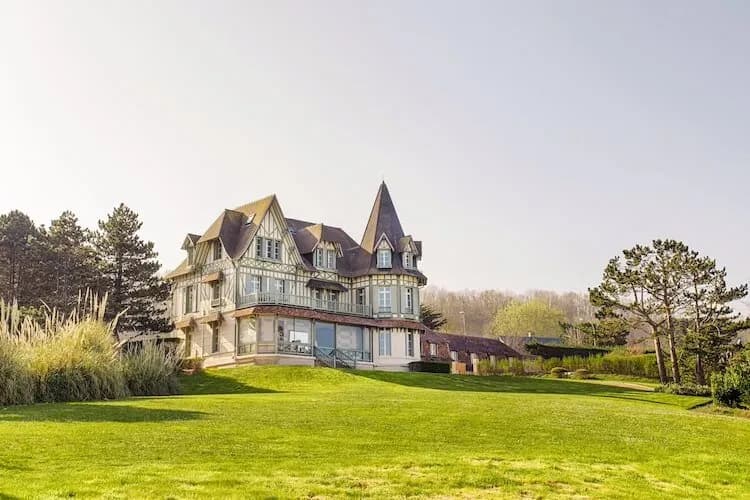 Vue extérieure de Les Maisons des Dunes Normandes, domaine privatif pour groupes dans son écrin de verdure, Calvados, north-east of Caen