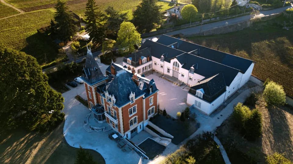 Vue extérieure de Maison des Clos Dorés, domaine privatif pour groupes dans son écrin de verdure, Côte-d'Or, south of Dijon