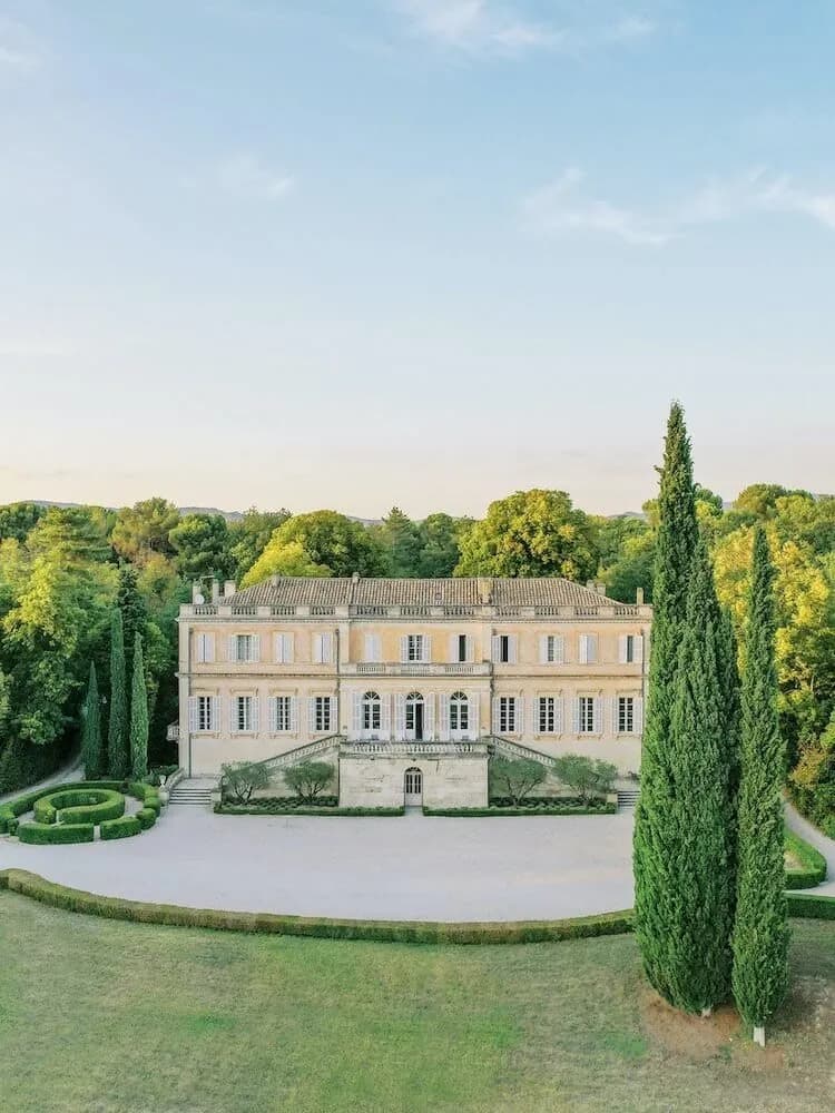 Vue extérieure de Mas des Garrigues, Vaucluse, domaine privatif pour groupes dans son écrin de verdure, Vaucluse, Provence