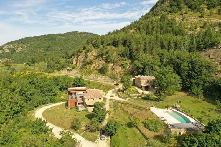 Vue extérieure de Mas des Lavandes, domaine privatif pour groupes dans son écrin de verdure, Drôme, south of Valence