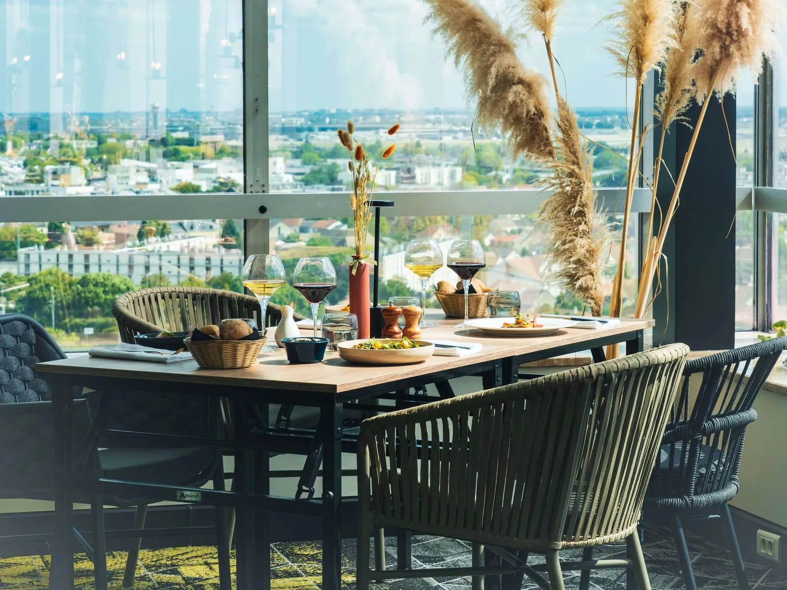 Restaurant du Mercure Paris Orly Rungis Airport, tables dressées et grandes baies vitrées sur les alentours