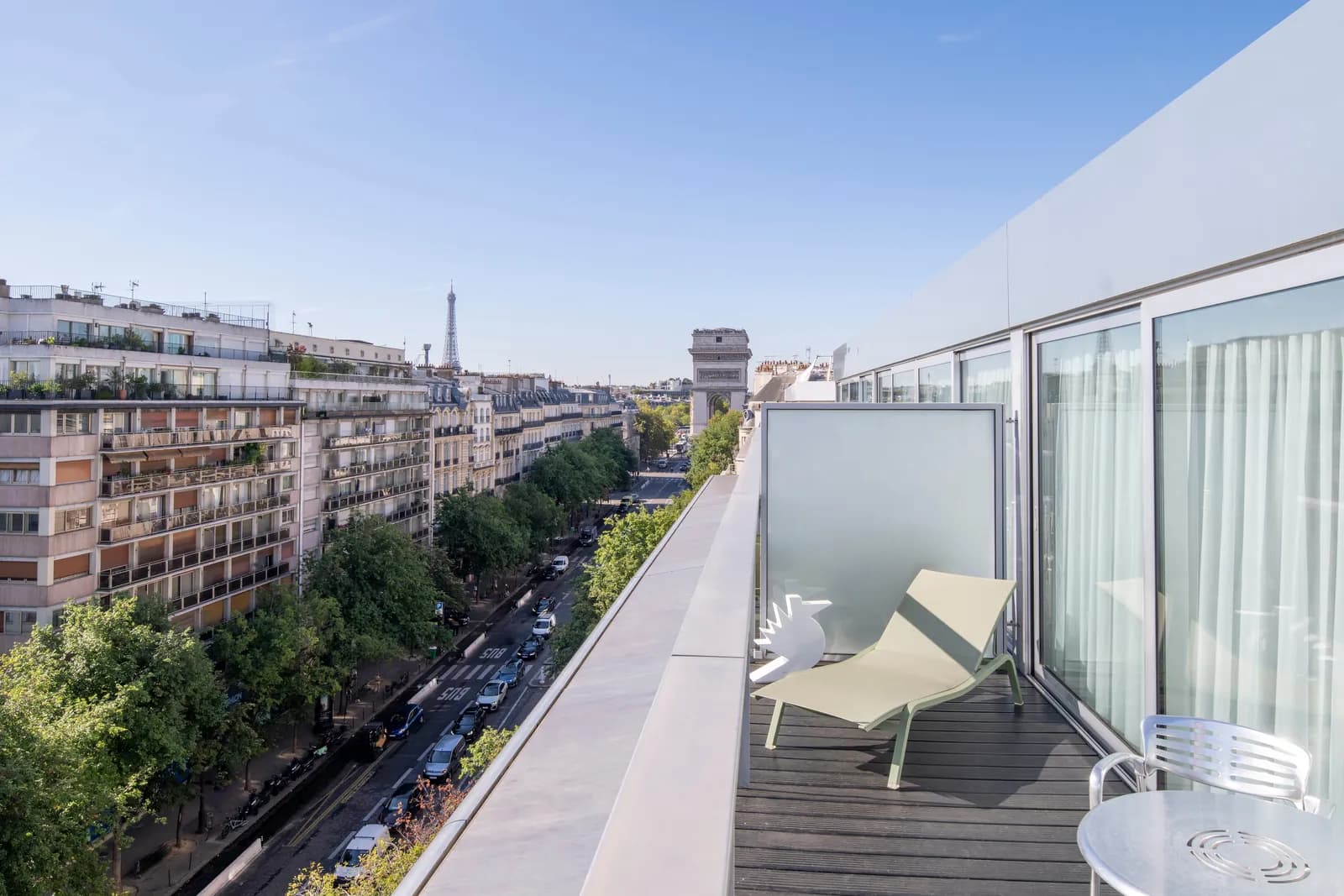 Terrasse d'une suite du Renaissance Paris Arc de Triomphe avec vue sur l'Arc de Triomphe et la tour Eiffel
