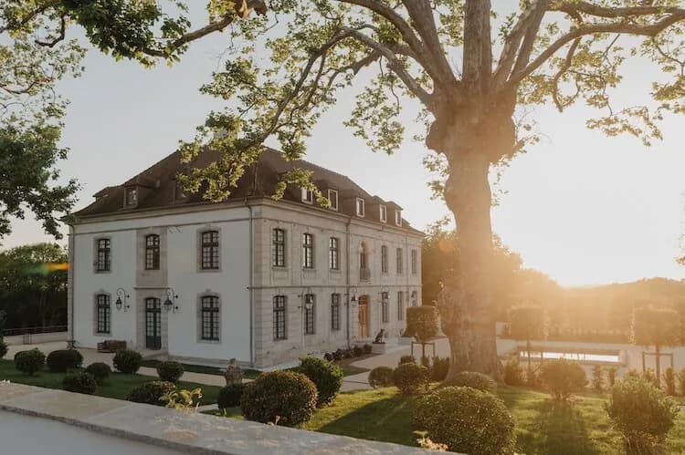Vue extérieure de Villa des Ajoncs, Basque Country, domaine privatif pour groupes dans son écrin de verdure, Pyrénées-Atlantiques, south-west of Bordeaux