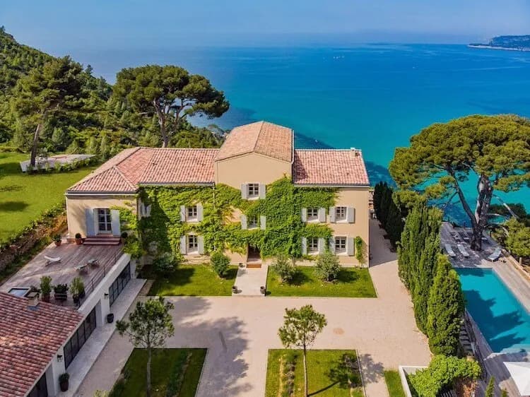 Vue extérieure de Villa des Criques Bleues, domaine privatif pour groupes dans son écrin de verdure, Bouches-du-Rhône, east of Marseille