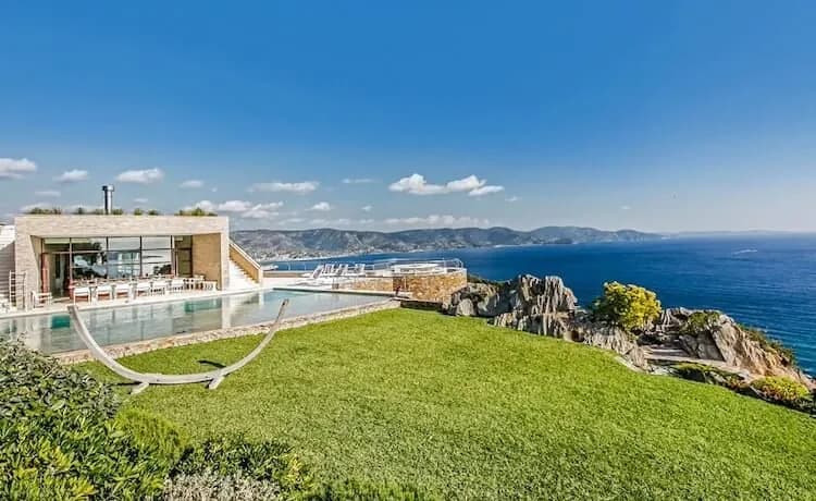 Vue extérieure de Villa des Criques Dorées, domaine privatif pour groupes dans son écrin de verdure, Var, east of Toulon