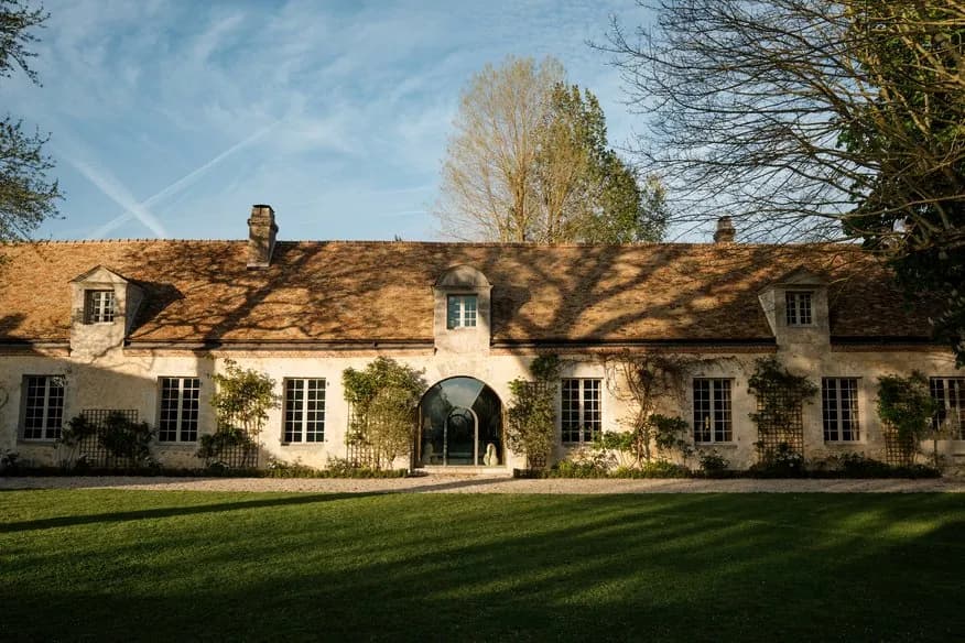 Vue extérieure de Villa des Glycines, Île-de-France, domaine privatif pour groupes dans son écrin de verdure, Yvelines, west of Paris