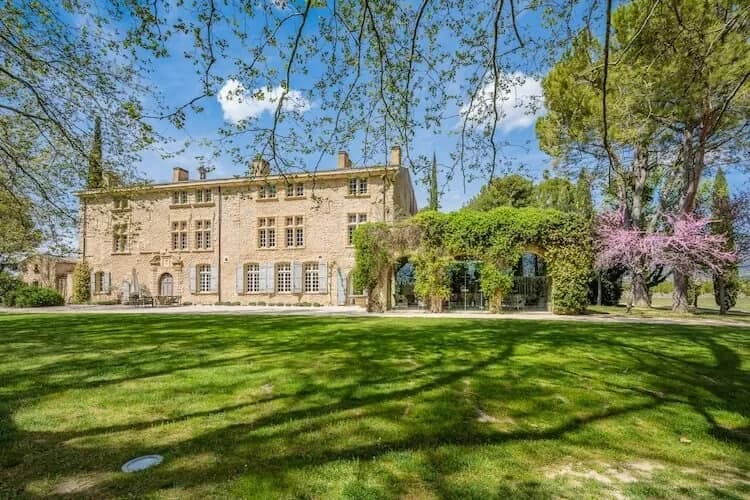 Vue extérieure de Villa des Oliviers, Provence, domaine privatif pour groupes dans son écrin de verdure, Vaucluse, east of Avignon