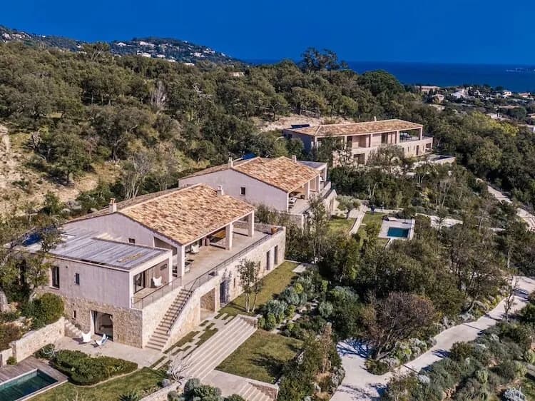 Vue extérieure de Villa des Pins Dorés, domaine privatif pour groupes dans son écrin de verdure, Var, east of Toulon