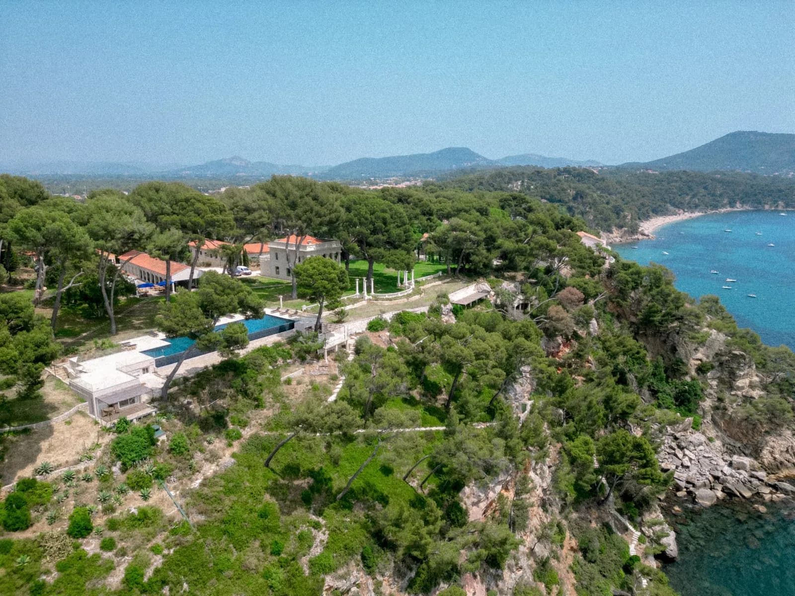 Vue extérieure de Villa des Térébinthes, French Riviera, domaine privatif pour groupes dans son écrin de verdure, Alpes-Maritimes, west of Nice