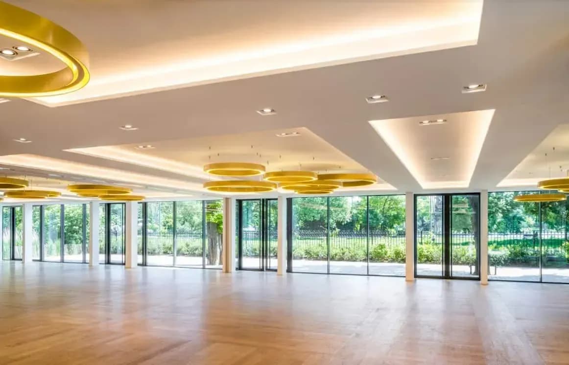 Salle de bal avec lustres dorés et sol en damier noir et blanc