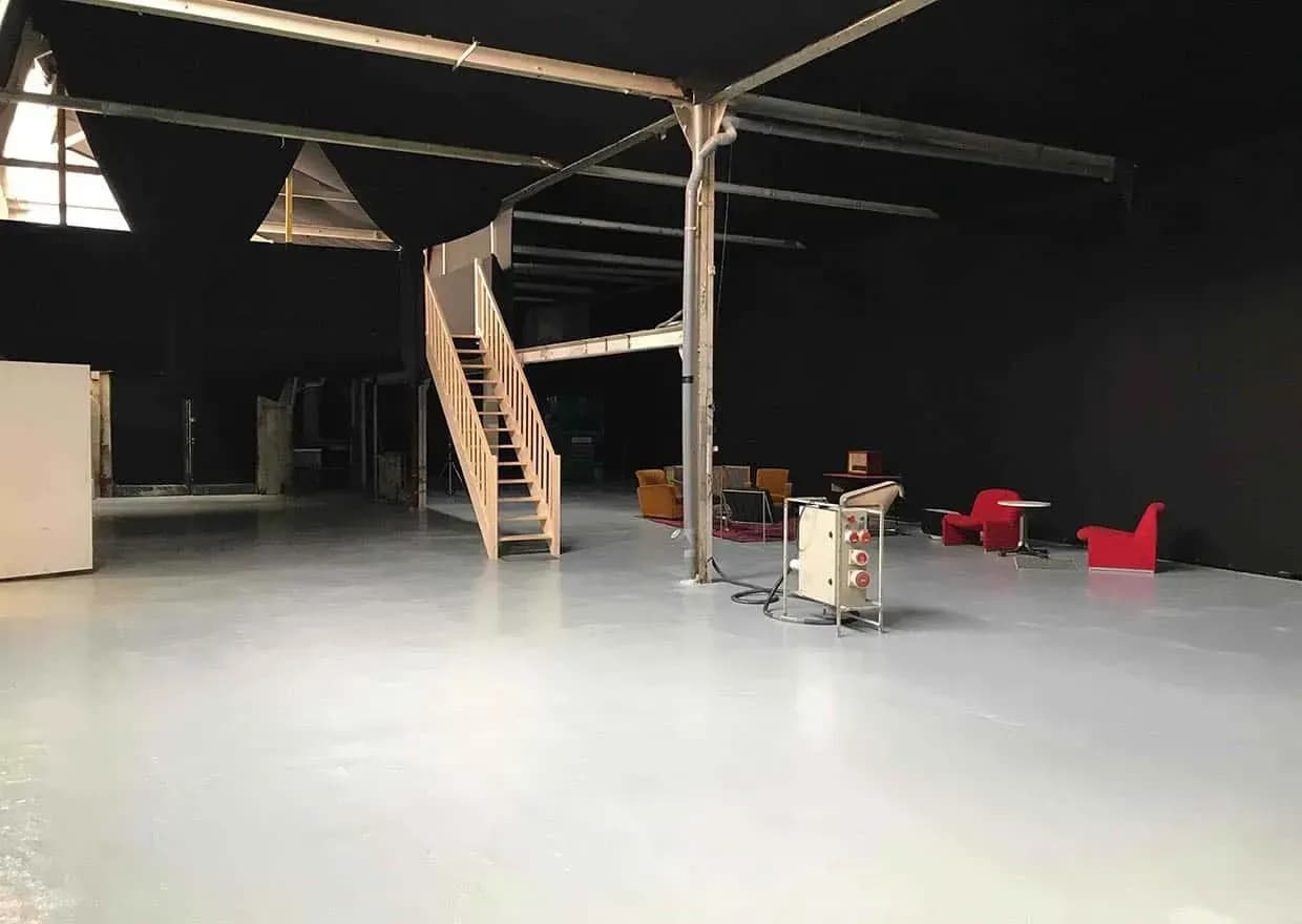 Industrial studio with skylights in Paris 19e