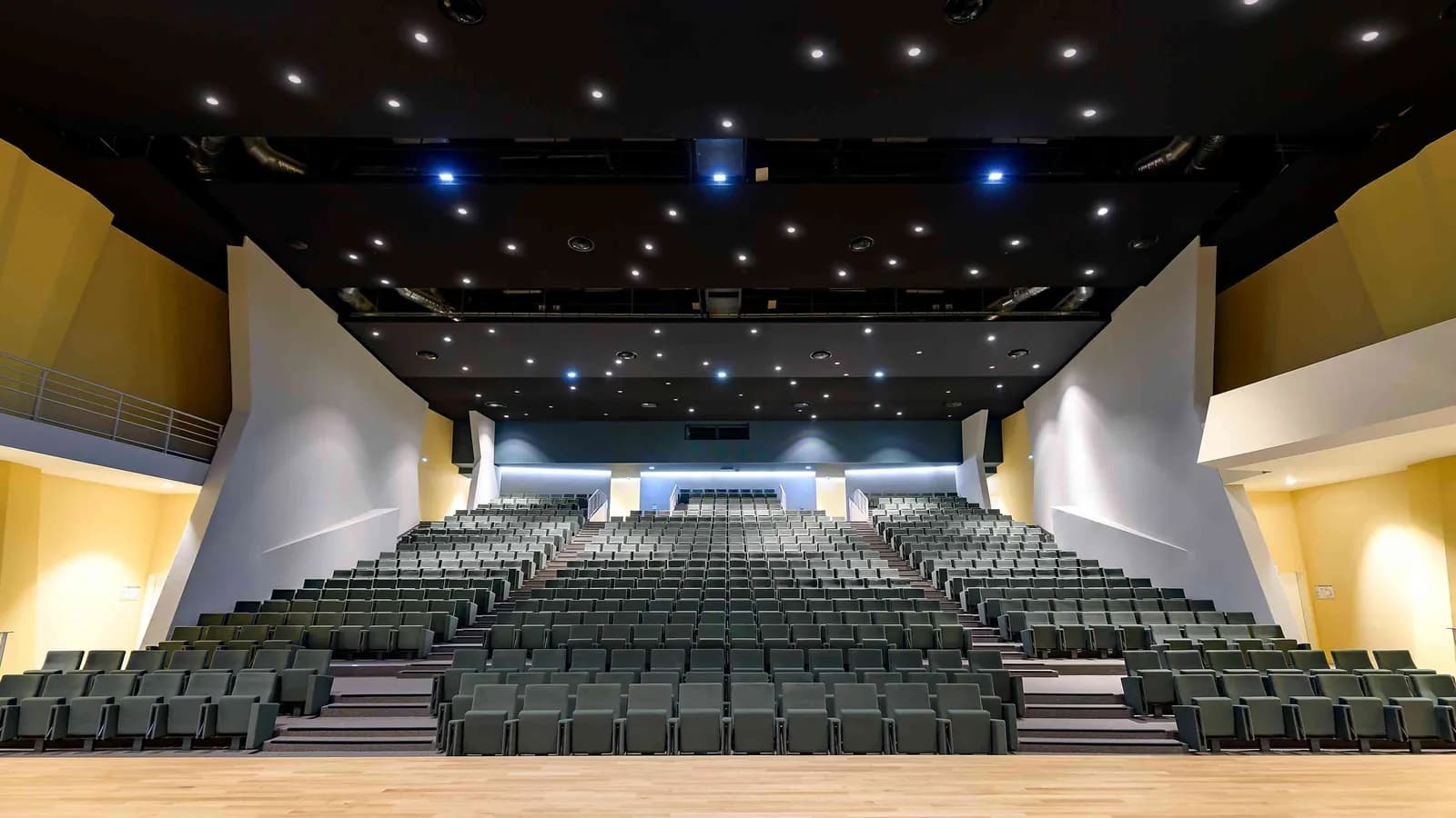 Auditorium du Forum Horizon avec gradins en pente, grande scène et éclairage de plafond