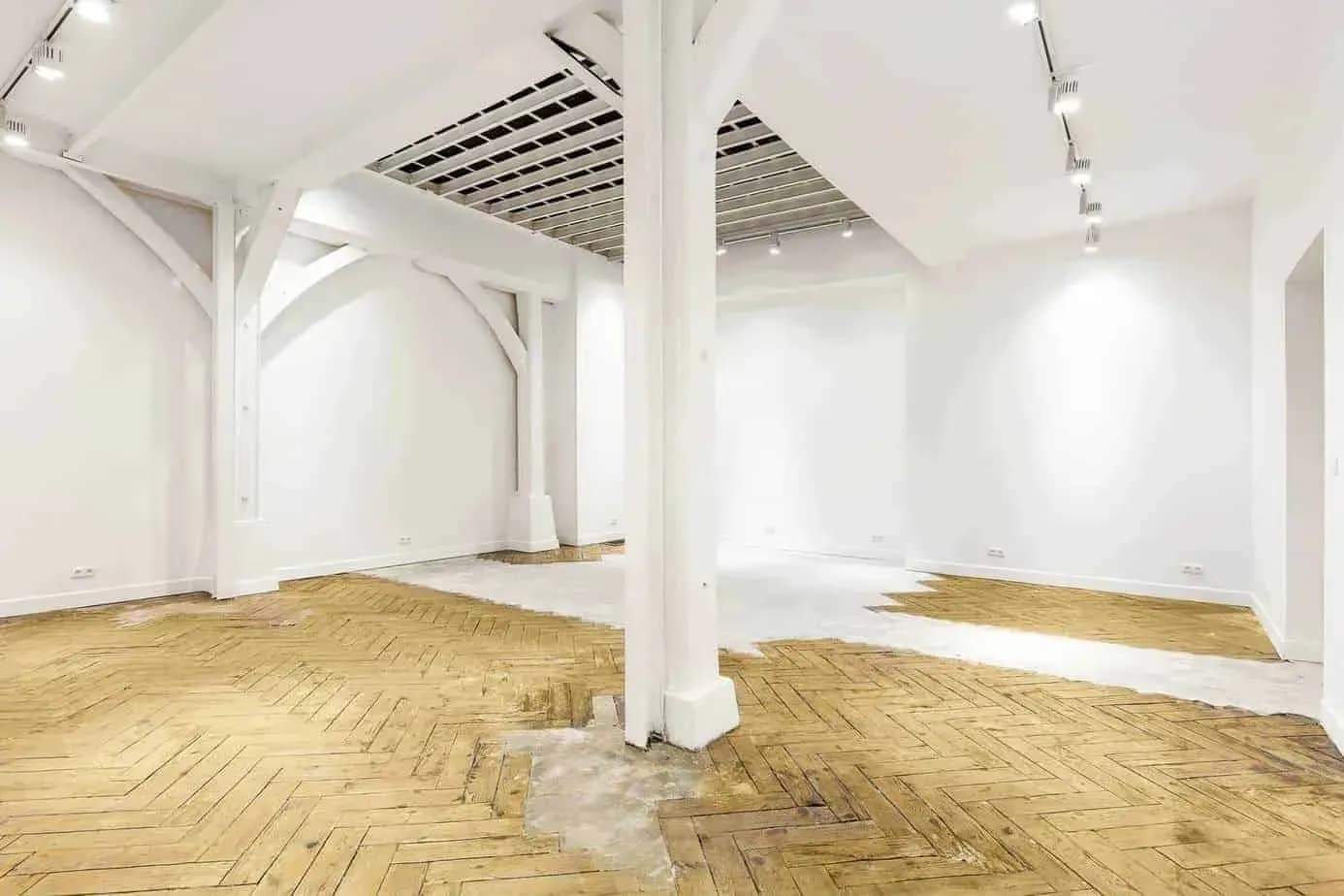 Bright minimalist gallery with white walls, Paris 3e