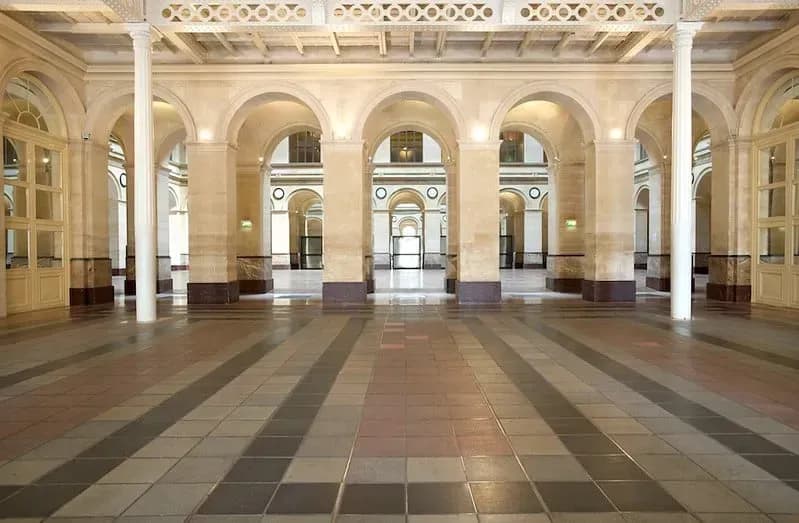 داخل القاعة الكلاسيكية الجديدة في ساحة البورصة، مع أعمدة وأسقف عالية