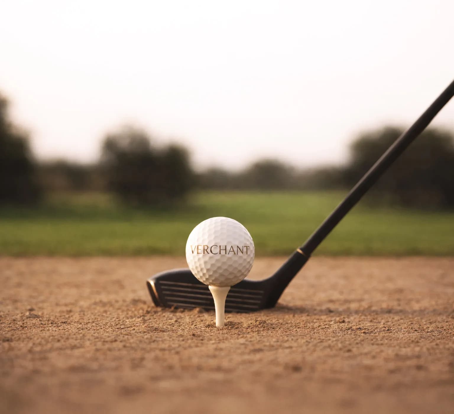 Balle de golf sur un tee et driver sur le parcours du Domaine de Verchant, près de Montpellier