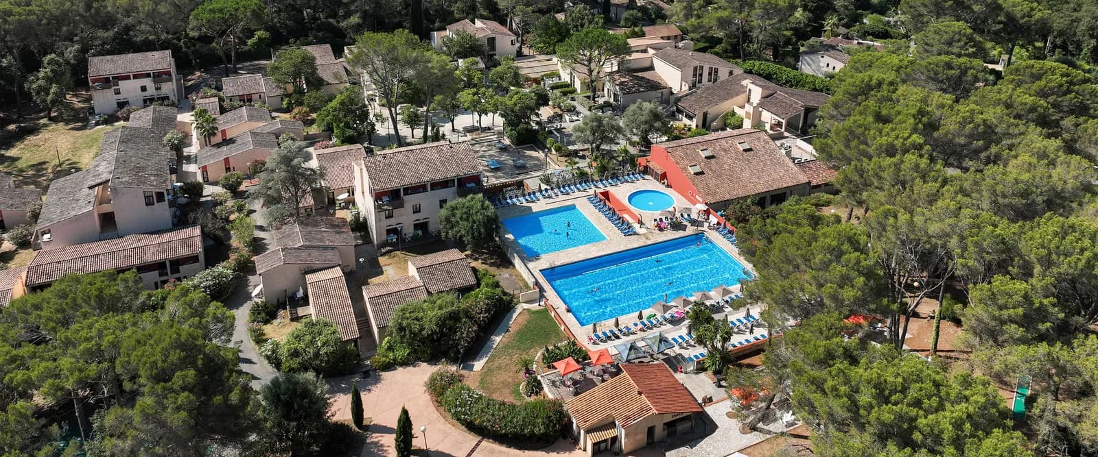 Aerial view of Domaine des Oliviers Azuréens in the Alpes-Maritimes, with its pool, low-rise buildings and pine trees