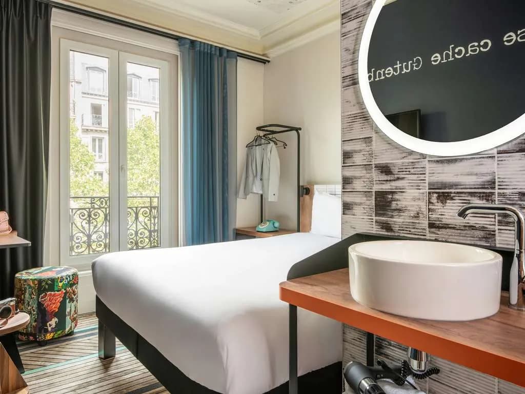 Chambre de l'ibis Styles Paris Gare de Lyon Bastille, Paris 12e, avec lit et vue sur la rue