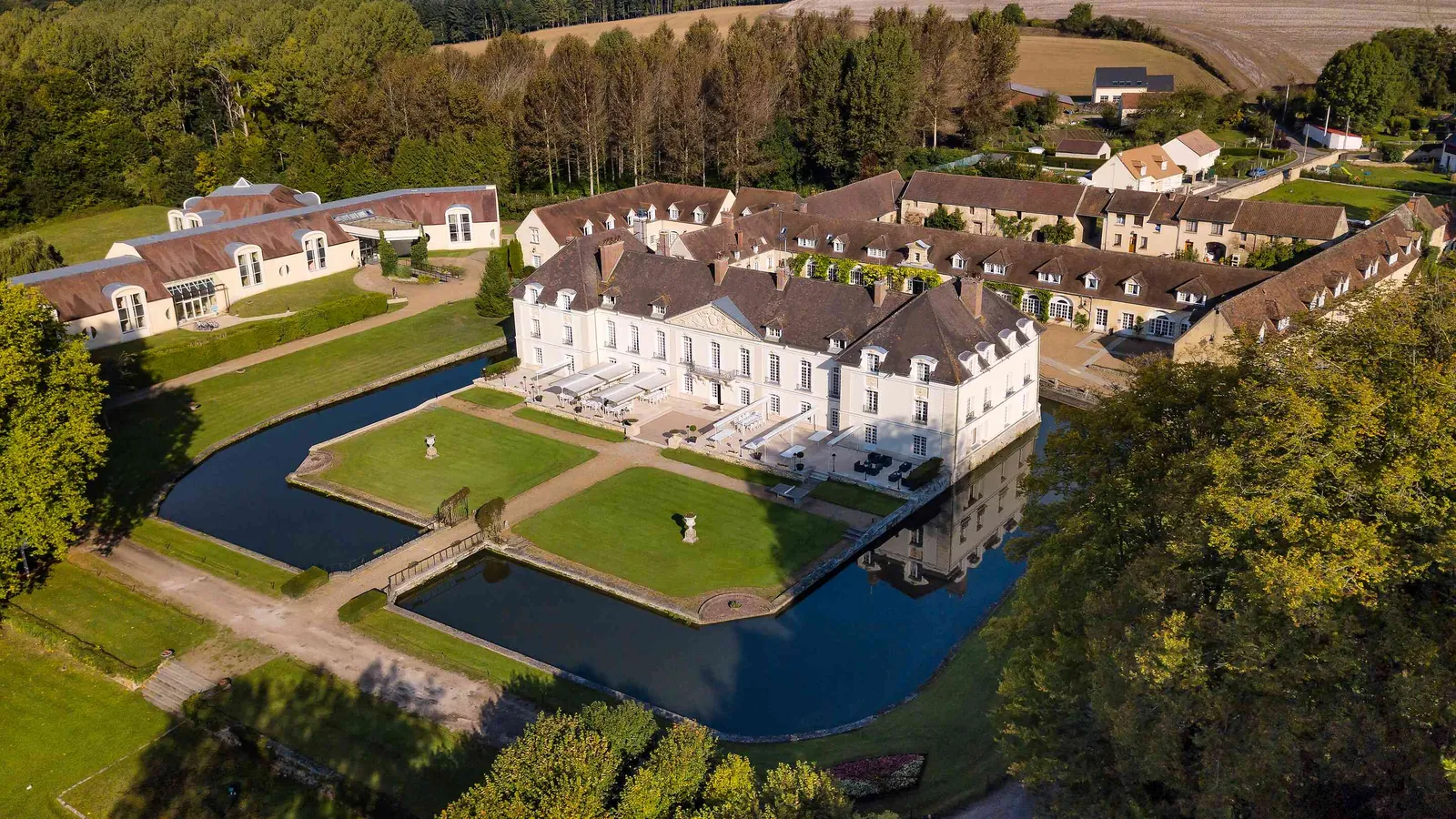 Vue aérienne du Château des Hauts Tilleuls avec ses dépendances, ses jardins et la campagne de l'Oise