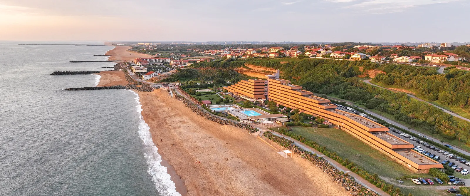 Vue du littoral sur le Domaine des Rivages Basques au coucher du soleil, au-dessus de la plage de la côte basque