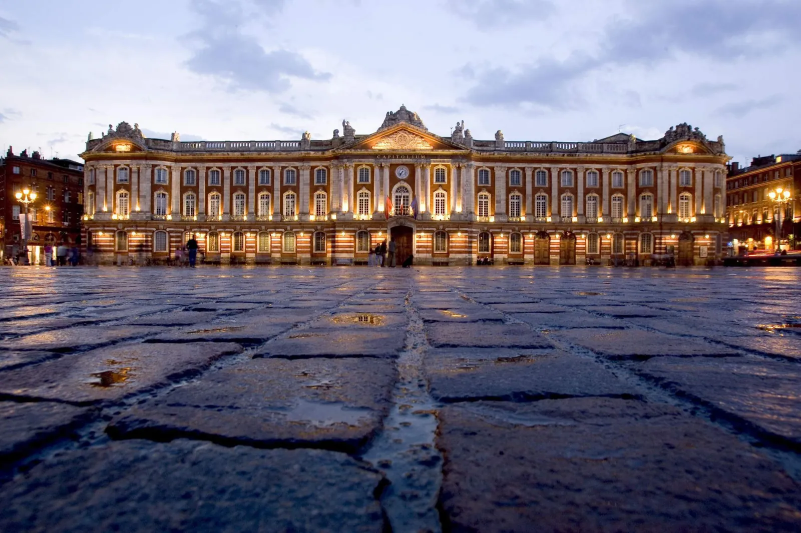 Place du Capitole à Toulouse au crépuscule, à quelques pas du Grand Hôtel de l'Opéra
