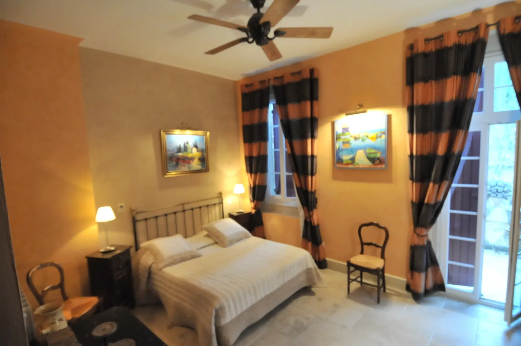 Guest room with a double bed and a terrace door at Grand Malherbes