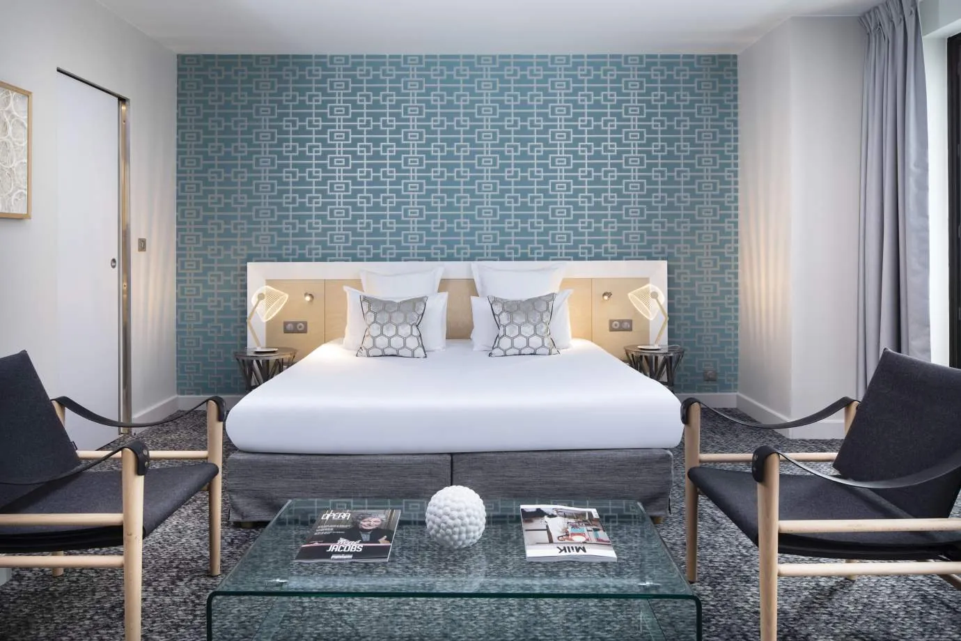 Double guest room at Hôtel Paris Bastille with a white bed, grey armchairs and a glass coffee table