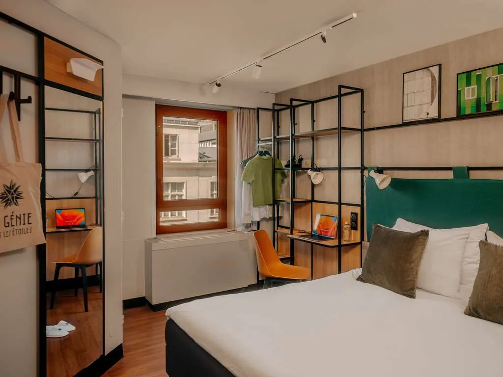 Guest room at ibis Paris Bastille Opéra in Paris 11th, with double bed, desk and window