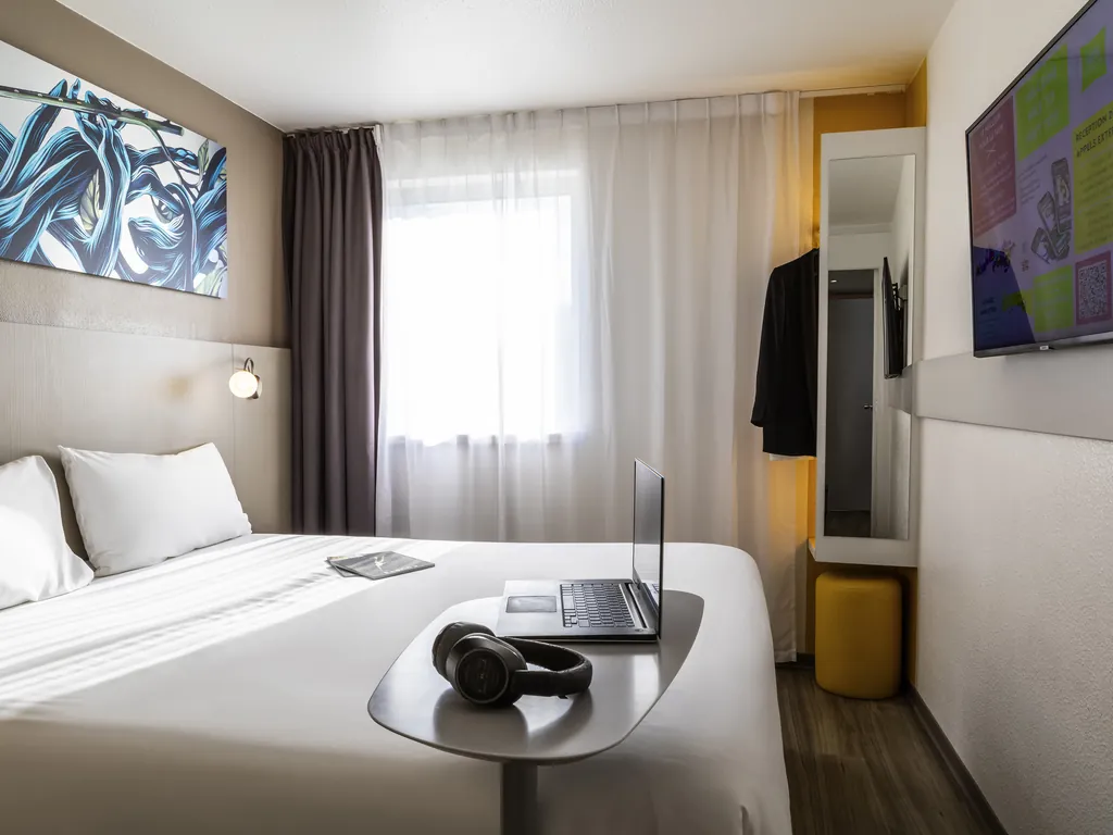 Guest room at ibis Styles Paris Bercy in Paris 12th, with a double bed, desk and wall-mounted television
